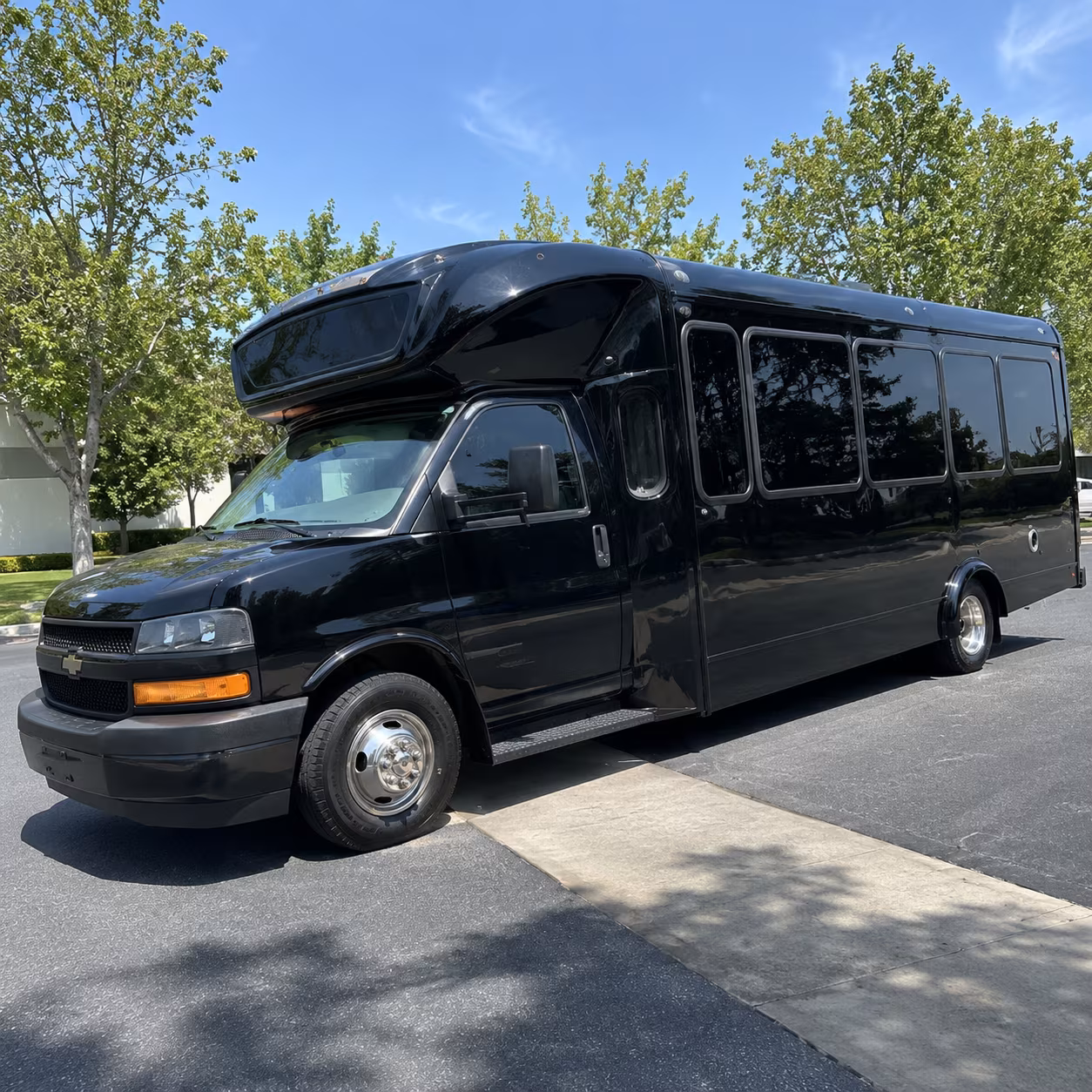 lowell 15 passenger party bus